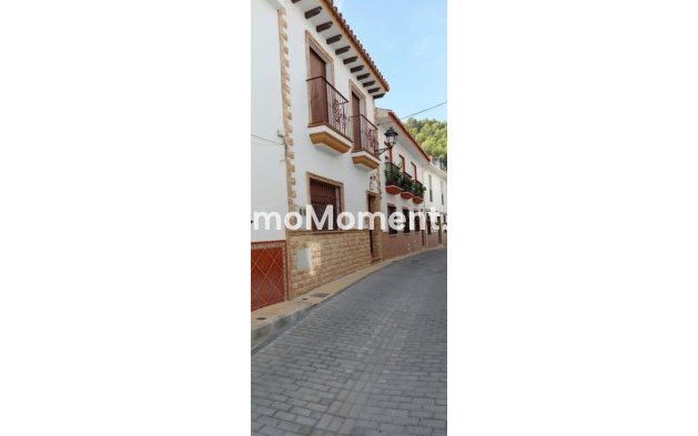 Rijtjeshuis - Bestaande woning - Binnenland  - Monda