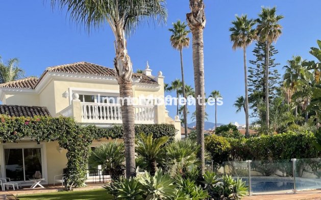 Villa independiente - Reventa - Estepona  - New Golden Mile