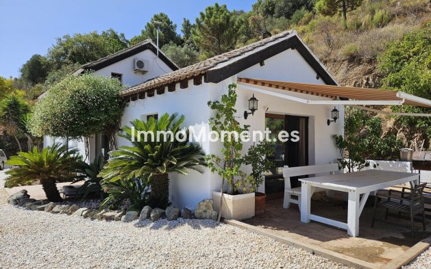 Villa independiente - Reventa - Interior  - Monda