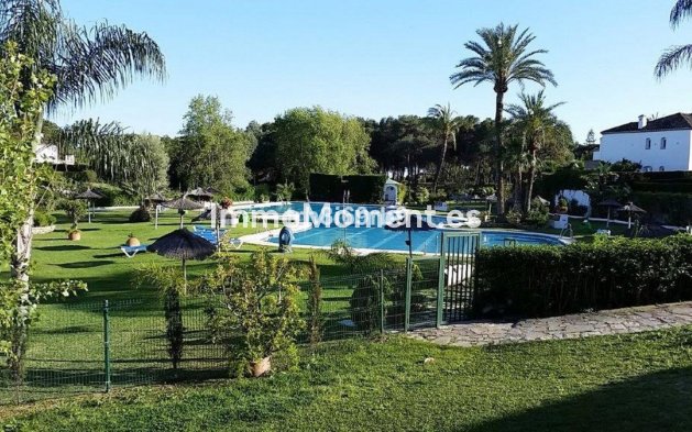 Vrijstaande villa - Bestaande woning - Estepona  - Benamara