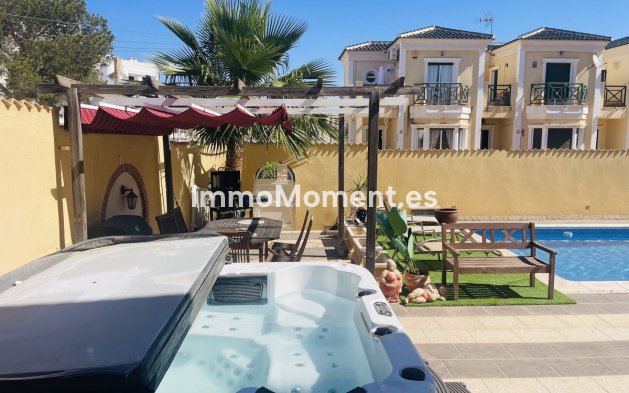 Vrijstaande villa - Bestaande woning - Orihuela - Villamartin