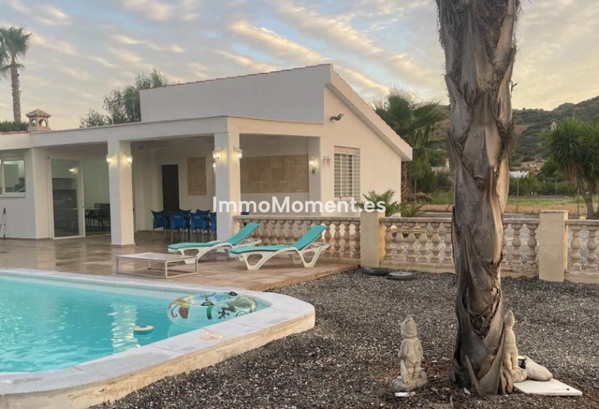 Wiederverkauf - Freistehende Villa -   Inländisch - Alhaurín el Grande Centro