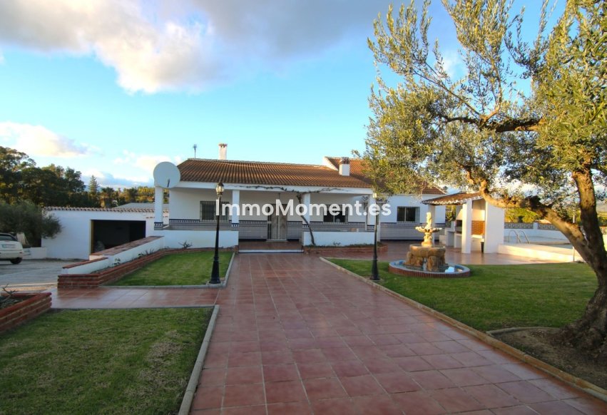 Wiederverkauf - Freistehende Villa -   Inländisch - Alhaurín el Grande Centro