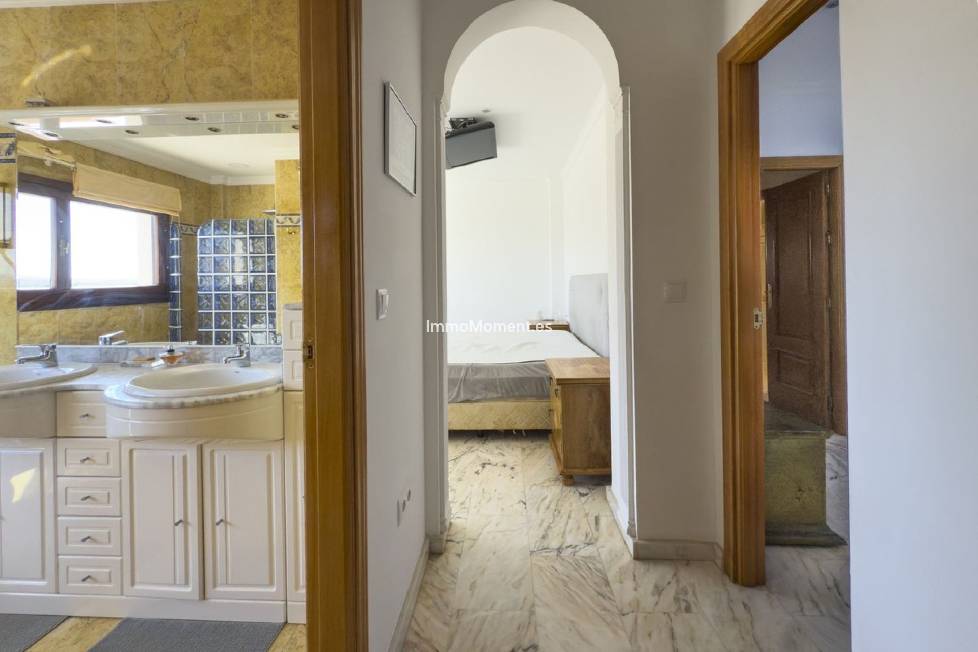 Wiederverkauf - Freistehende Villa -   Inländisch - Alhaurín el Grande Centro