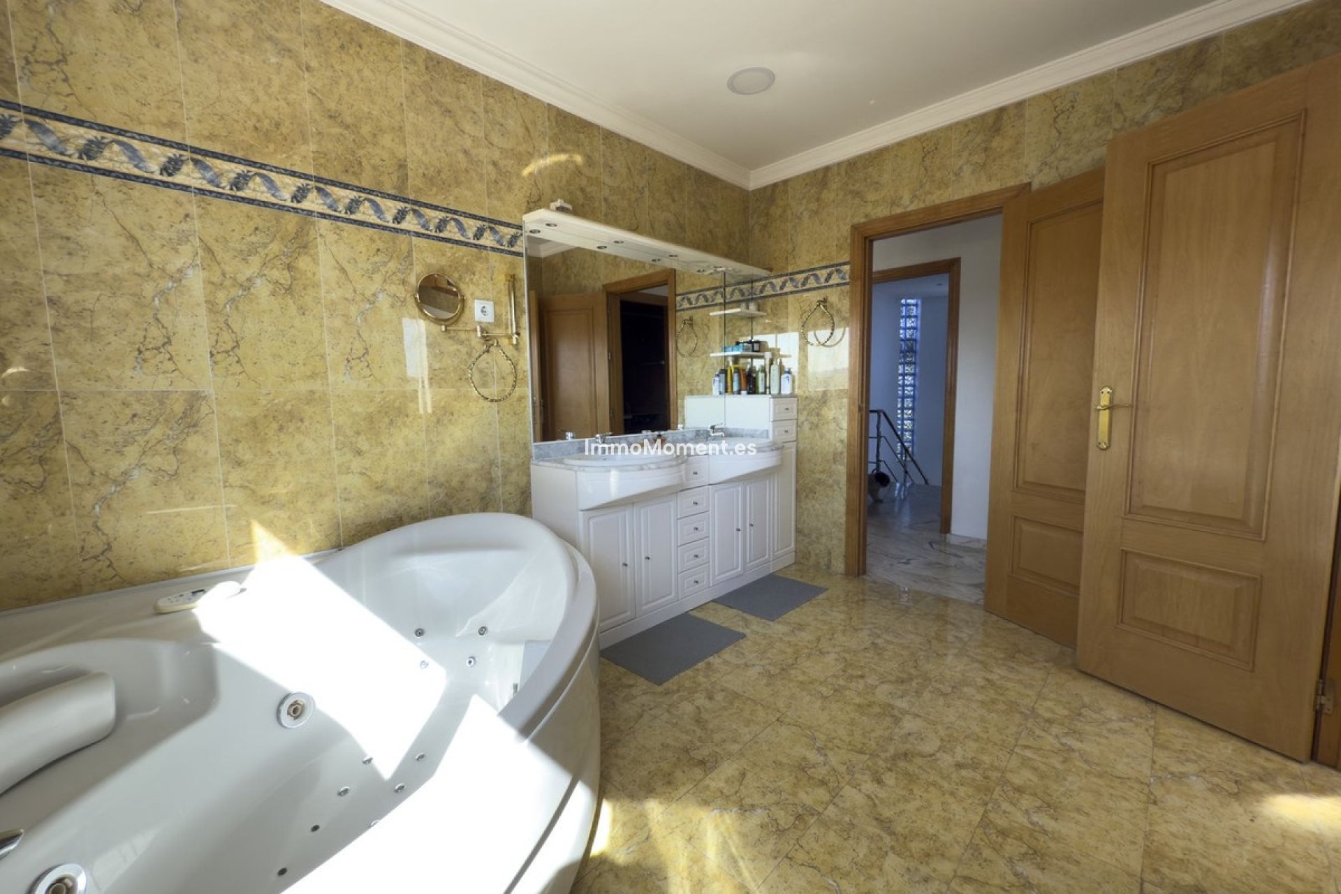 Wiederverkauf - Freistehende Villa -   Inländisch - Alhaurín el Grande Centro