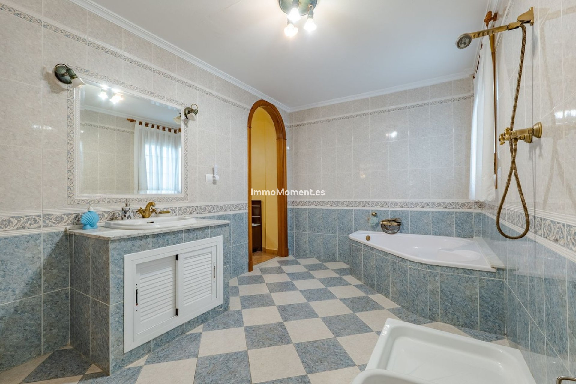 Wiederverkauf - Freistehende Villa -   Inländisch - Alhaurín el Grande Centro