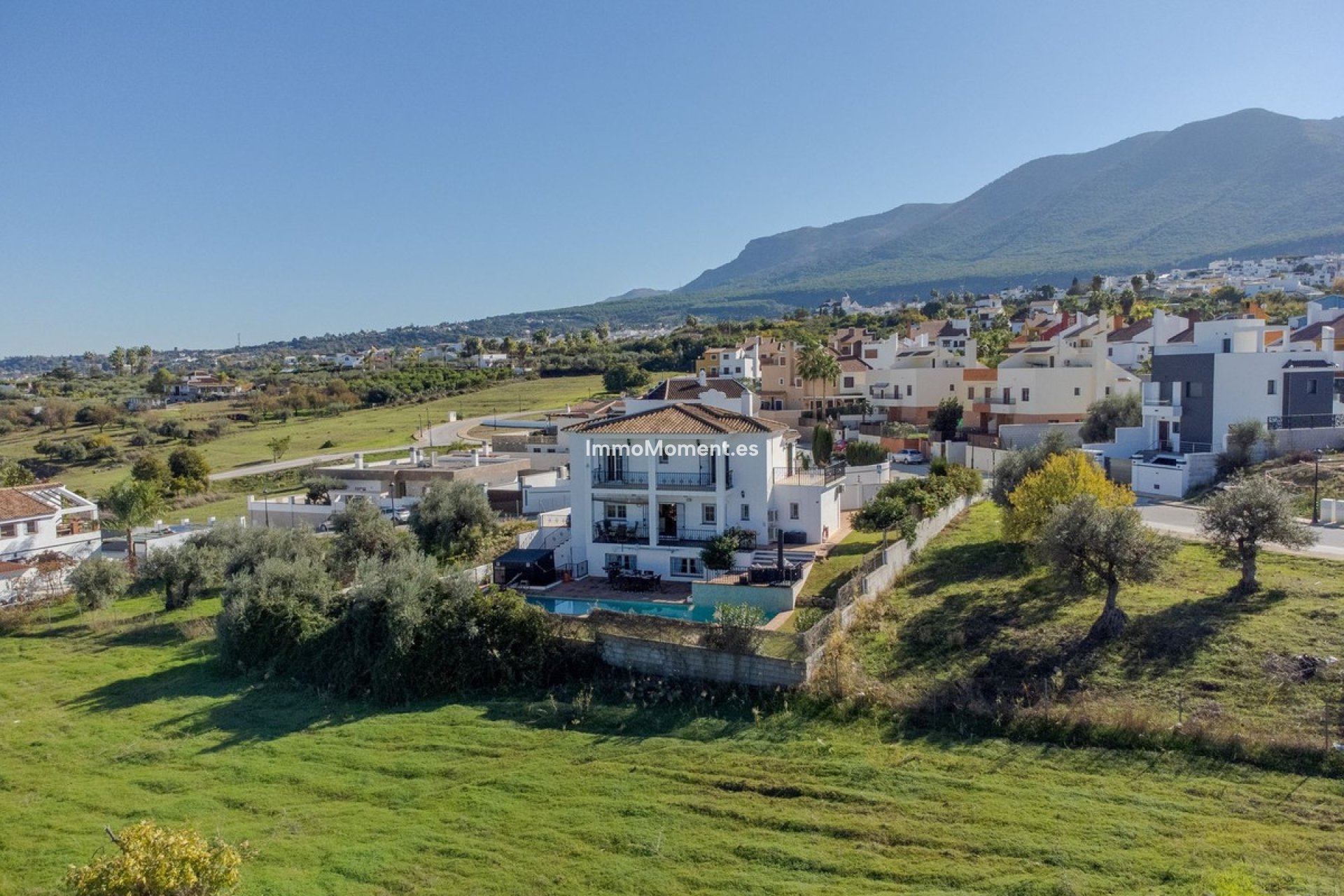 Wiederverkauf - Freistehende Villa -   Inländisch - Alhaurín el Grande Centro