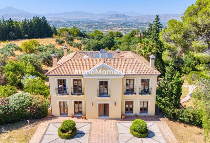 Wiederverkauf - Freistehende Villa -   Inländisch - Alhaurín el Grande Centro