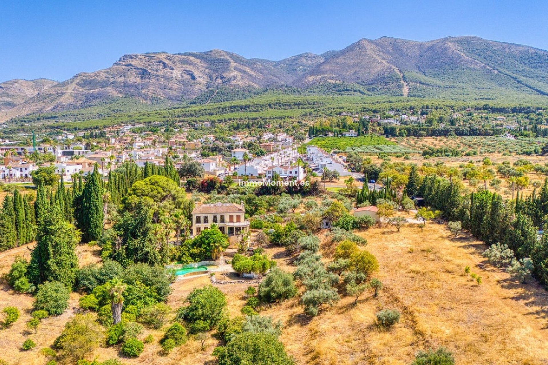 Wiederverkauf - Freistehende Villa -   Inländisch - Alhaurín el Grande Centro