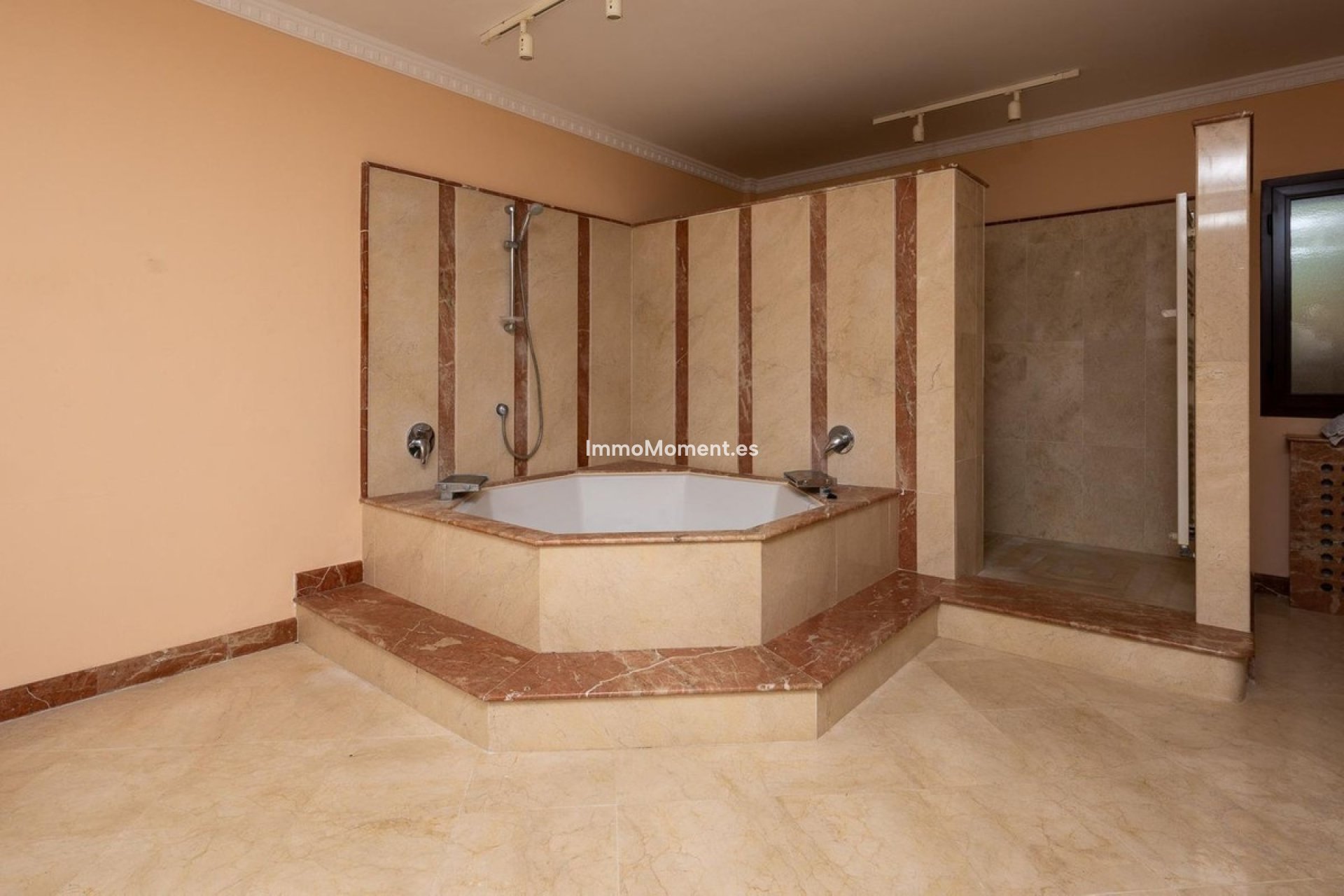 Wiederverkauf - Freistehende Villa -   Inländisch - Alhaurín el Grande Centro