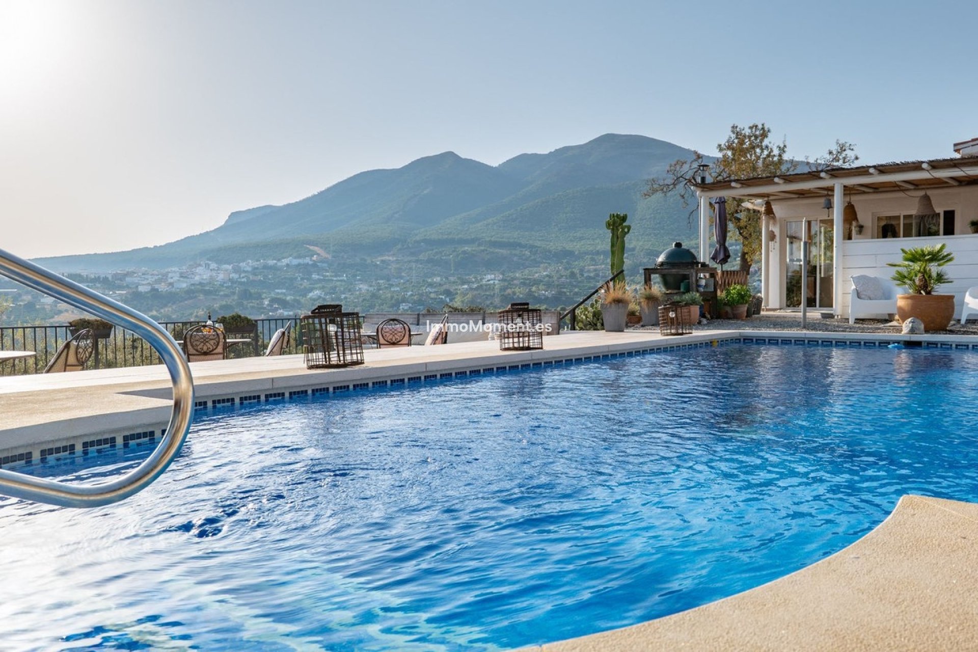 Wiederverkauf - Freistehende Villa -   Inländisch - Alhaurín el Grande Centro