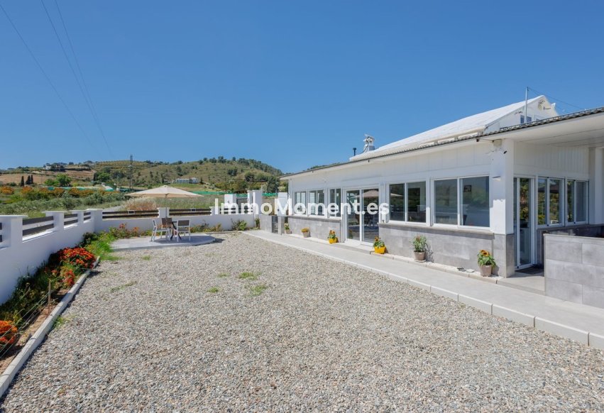 Wiederverkauf - Freistehende Villa -   Inländisch - Coín