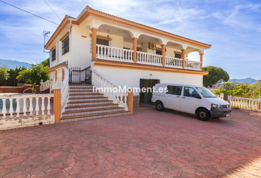 Wiederverkauf - Villa -   Inländisch - Alhaurín de la Torre
