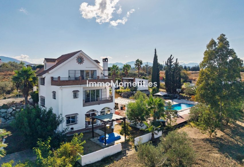 Wiederverkauf - Villa -   Inländisch - Alhaurín el Grande Centro