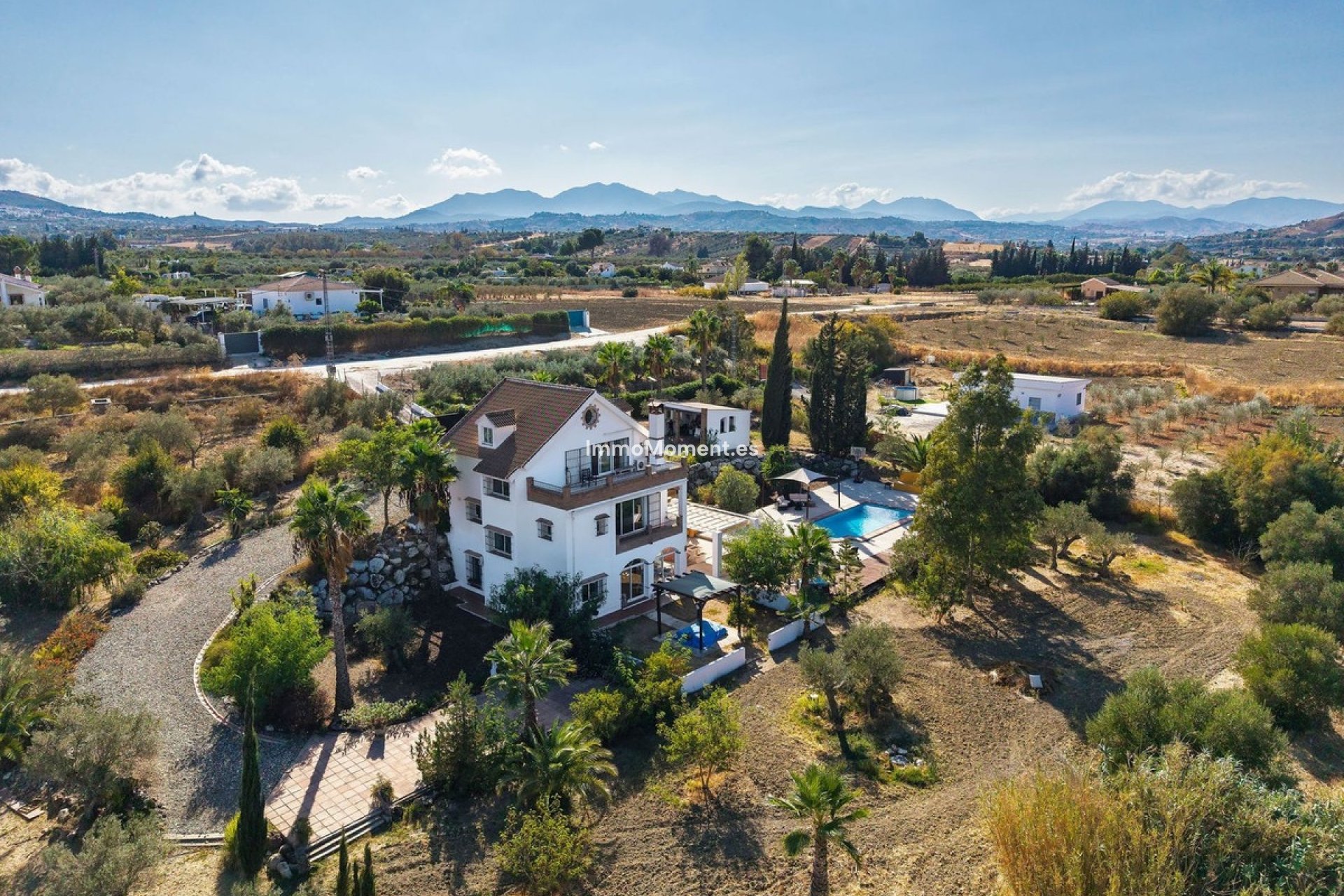 Wiederverkauf - Villa -   Inländisch - Alhaurín el Grande Centro