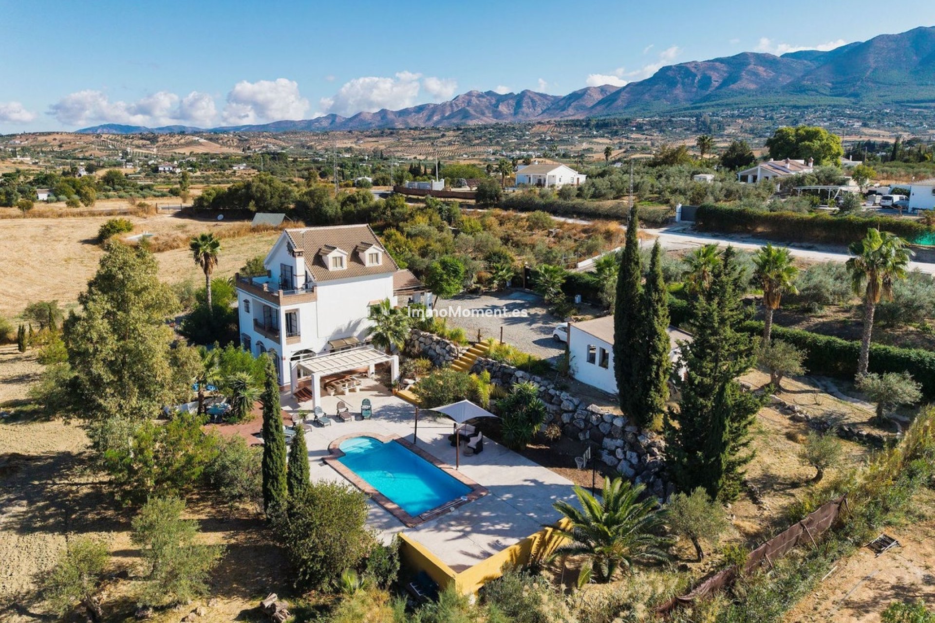 Wiederverkauf - Villa -   Inländisch - Alhaurín el Grande Centro