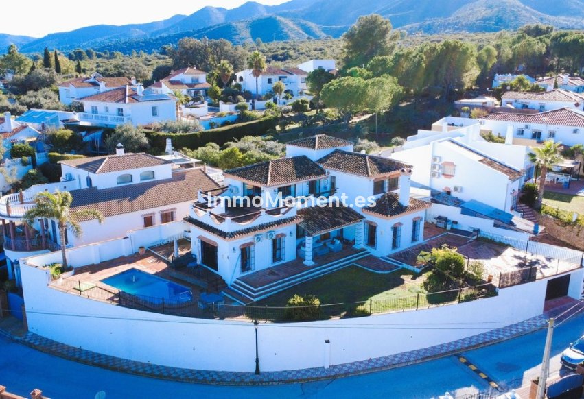 Wiederverkauf - Villa -   Inländisch - Alhaurín el Grande Centro