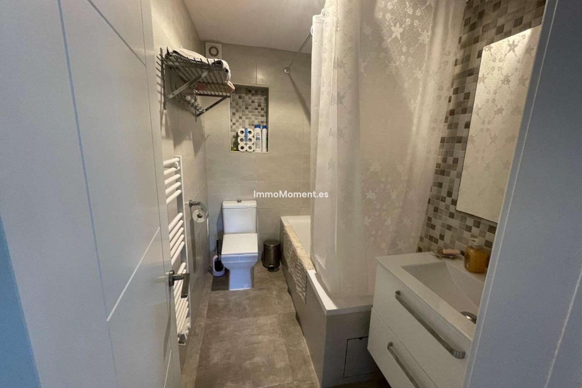 Wiederverkauf - Villa -   Inländisch - Alhaurín el Grande Centro