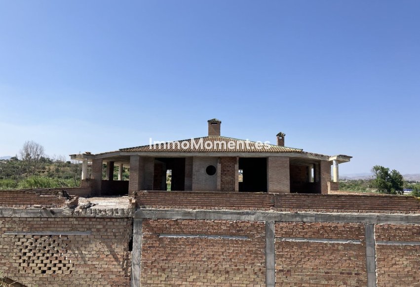 Wiederverkauf - Villa -   Inländisch - Alhaurín el Grande Centro