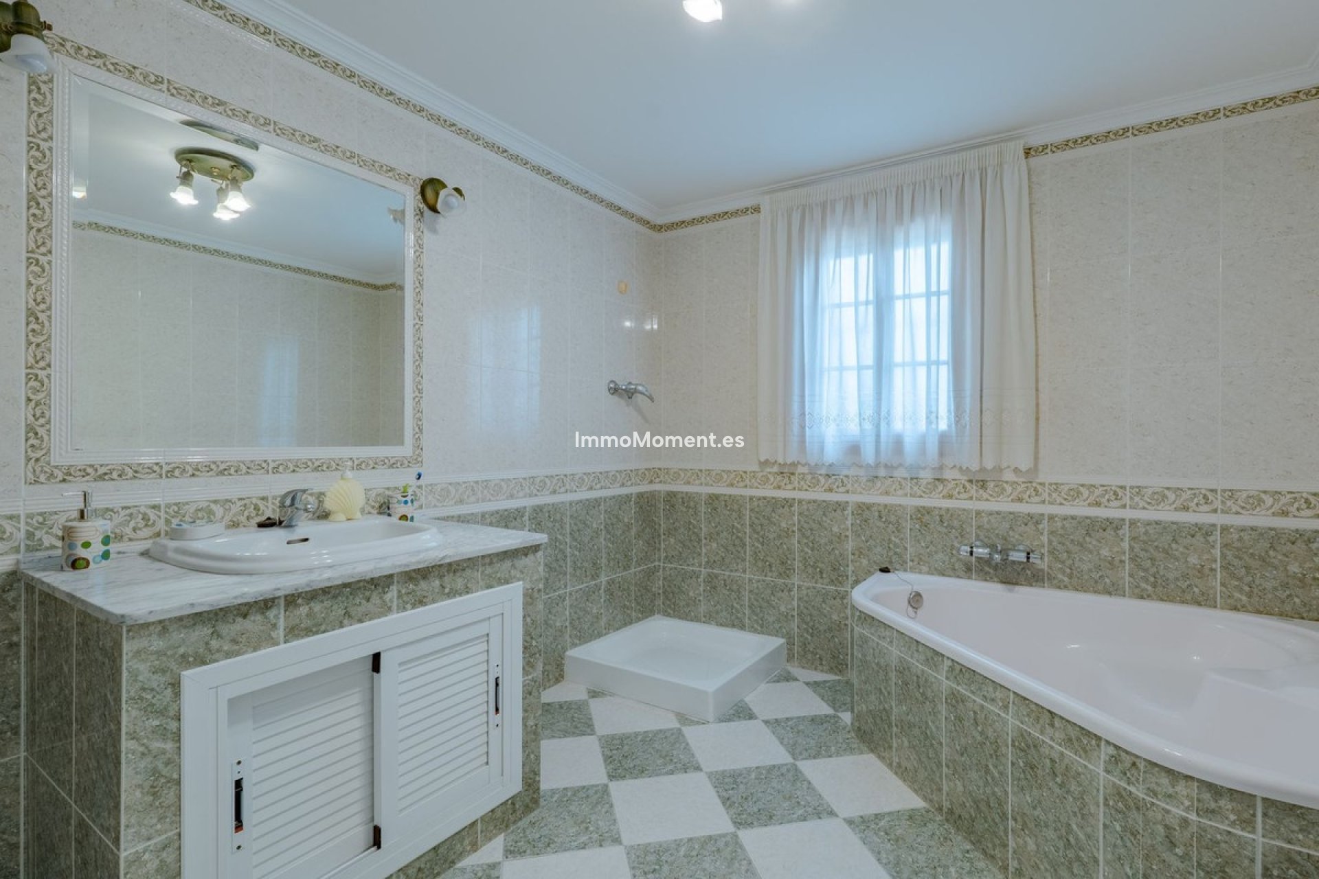 Wiederverkauf - Villa -   Inländisch - Alhaurín el Grande Centro