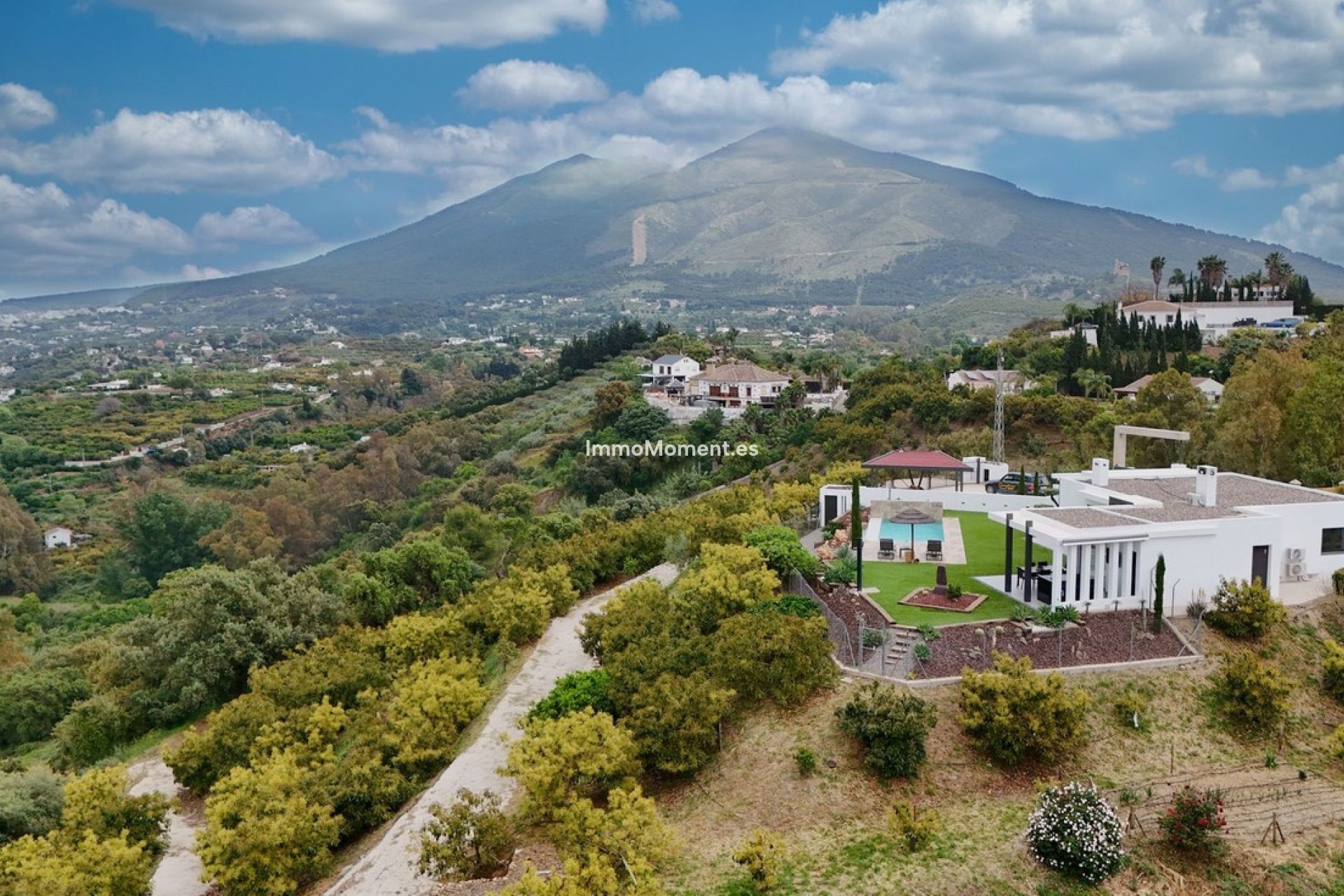 Wiederverkauf - Villa -   Inländisch - Alhaurín el Grande Centro