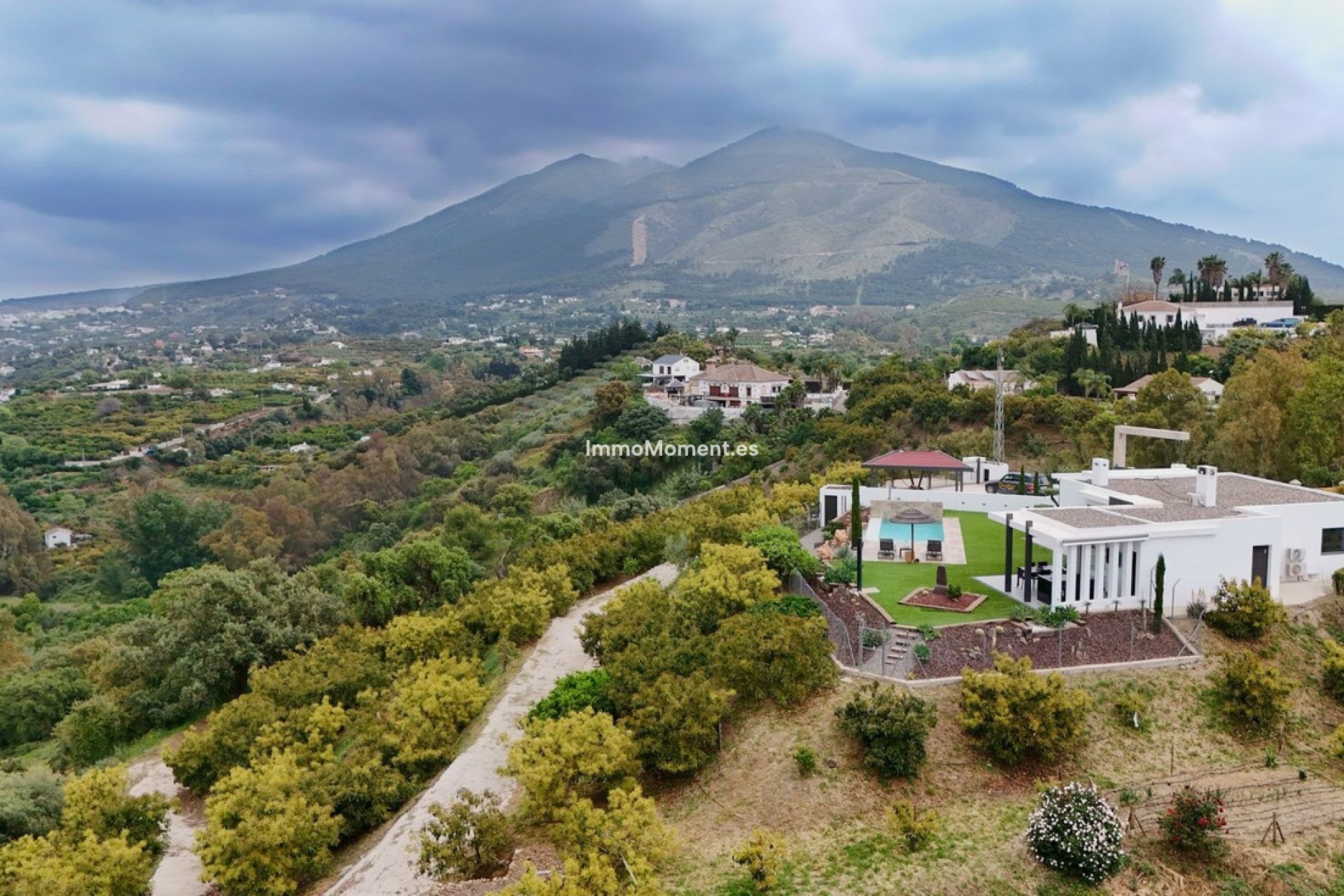Wiederverkauf - Villa -   Inländisch - Alhaurín el Grande Centro