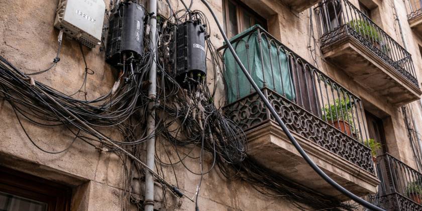 DE STRIJD TEGEN DE SPAANSE KABELCHAOS