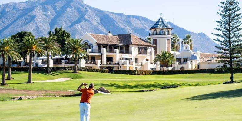 GOLFEN IN MARBELLA: DE COMPLETE GIDS VOOR DE BESTE GOLFBANEN EN LUXEVASTGOED