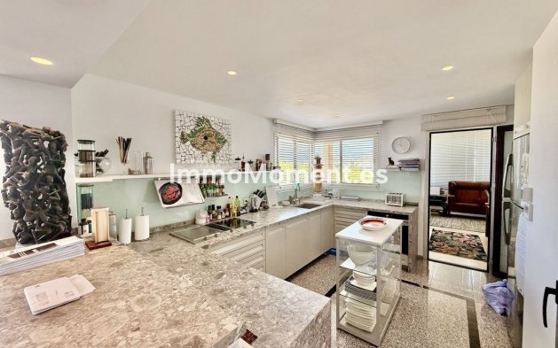 Resale - Apartment - Marbella - Nueva Andalucía