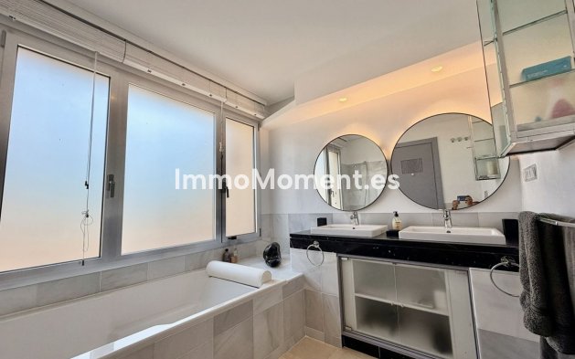 Resale - Apartment - Marbella - Nueva Andalucía
