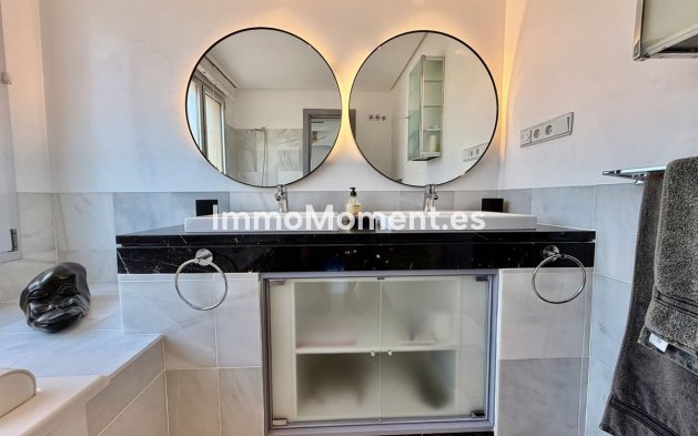 Resale - Apartment - Marbella - Nueva Andalucía