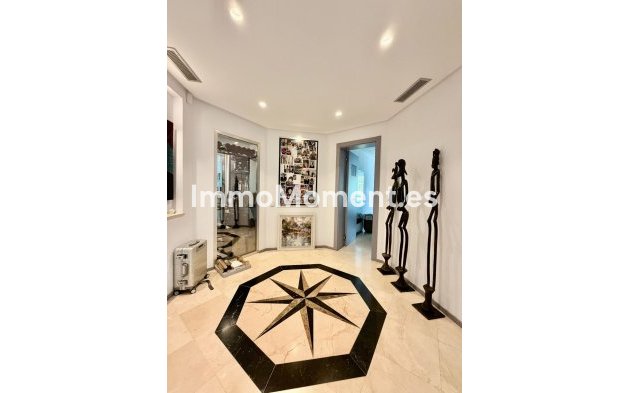 Resale - Apartment - Marbella - Nueva Andalucía