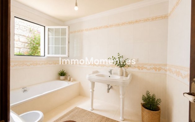 Resale - Detached villa - Estepona - Estepona Centro