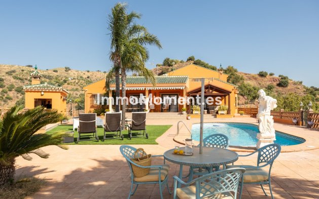 Resale - Country house - Inland  - Almogía