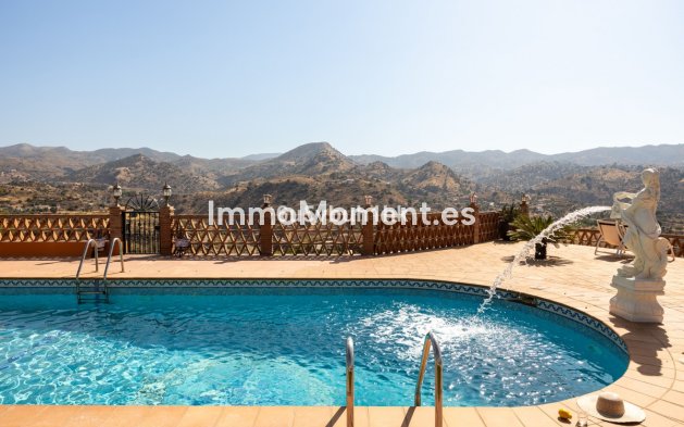 Resale - Country house - Inland  - Almogía
