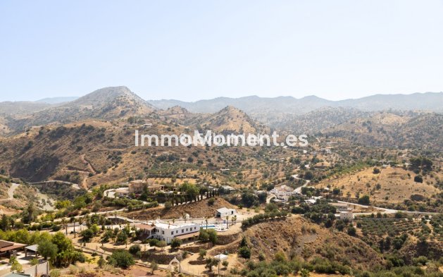 Resale - Country house - Inland  - Almogía