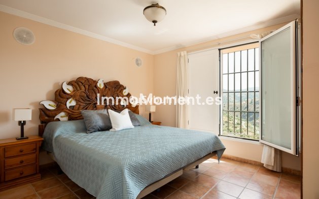 Resale - Country house - Inland  - Almogía