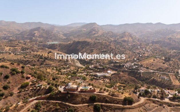 Resale - Country house - Inland  - Almogía