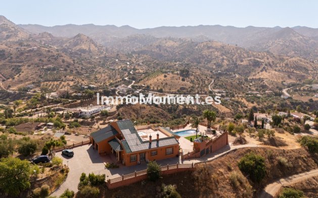 Resale - Country house - Inland  - Almogía