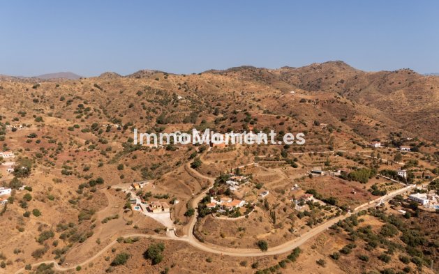 Resale - Country house - Inland  - Almogía