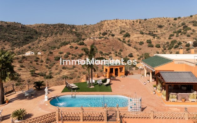 Resale - Country house - Inland  - Almogía