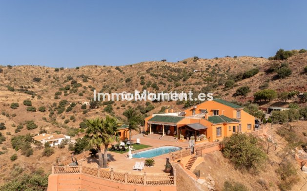 Resale - Country house - Inland  - Almogía