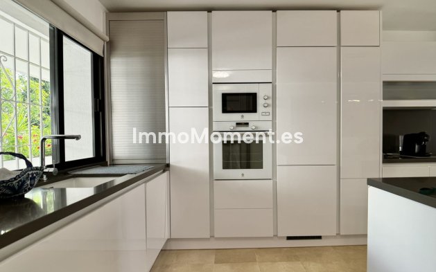 Resale - Apartment - Marbella - Nueva Andalucía