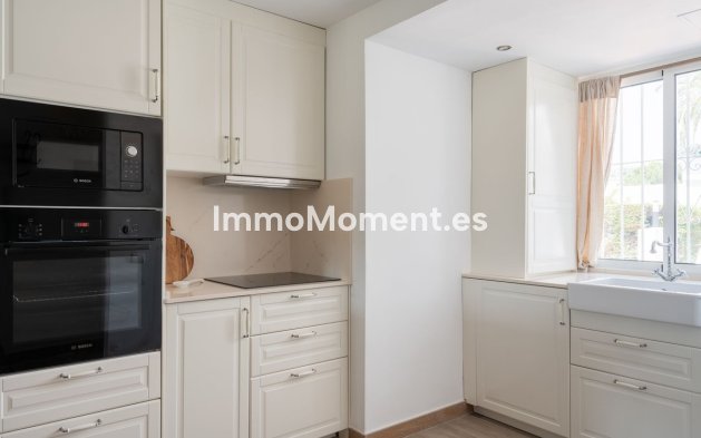 Resale - Apartment - Marbella - Nueva Andalucía