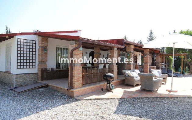 Wiederverkauf - Freistehende Villa -   Inländisch - Alhaurín el Grande Centro