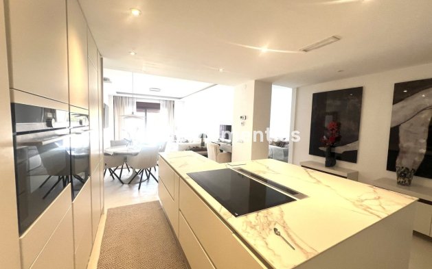 Resale - Apartment - Marbella - Nueva Andalucía