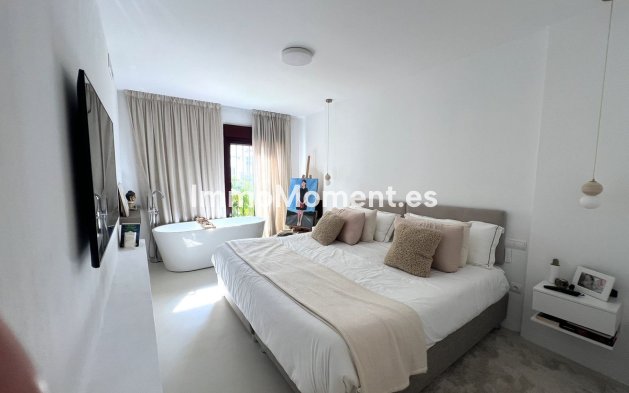 Resale - Apartment - Marbella - Nueva Andalucía