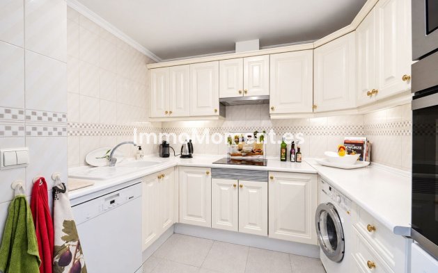 Resale - Apartment - Marbella - Elviria