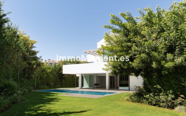 Obra nueva - Villa independiente - Estepona  - Estepona