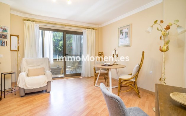 Resale - Apartment - Estepona - Atalaya
